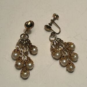 Vintage Women’s Faux pearl gold tone Dangle Screw Back statement Earrings